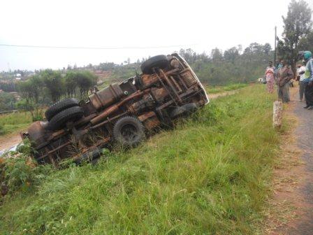 Iyi modoka yaguye ariko mu bari bayirimo nta wagize icyo aba.