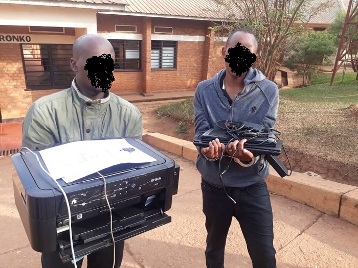 Barashinjwa gukora no kugurisha inyandiko mpimbano