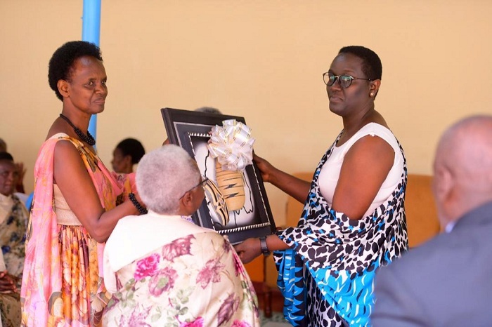 Minisitiri Kayisire bamushyikirije impano bageneye Madame Jeannette Kagame bamushimira urukundo adahwema kubagaragariza