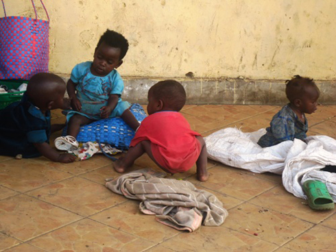 Abagore basiga abana ku mabaraza y