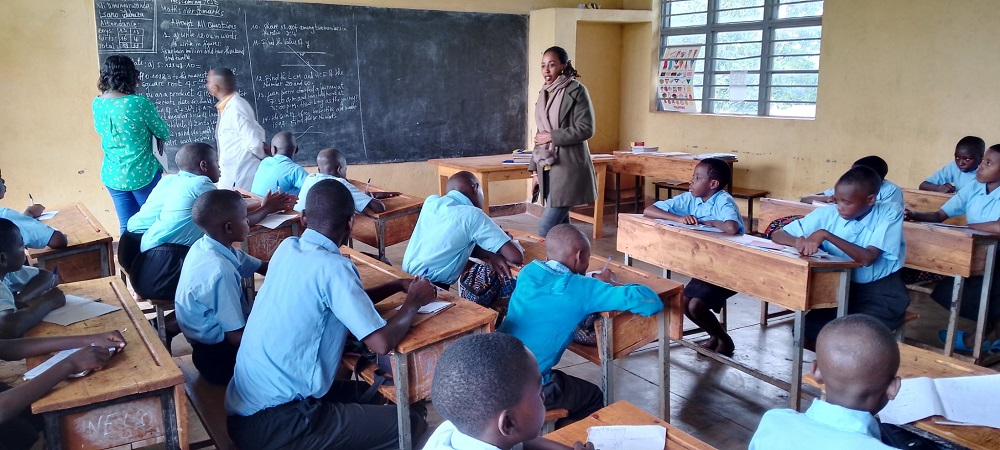 Impuguke mu by'ubuzima zirasaba ko ubu buryo abana bicazwamo bwakosorwa, bose bakicara mu cyerekezo kibafasha kureba ku kibaho badahindukiye