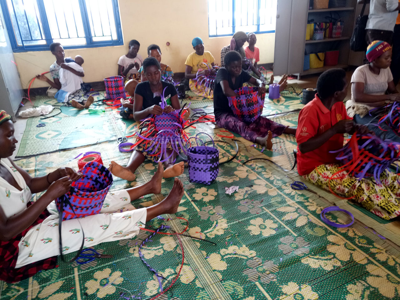 Mu nkambi ya Mahama hari abagore 150 bibumbiye hamwe baboha ibikapu n'ibiseke