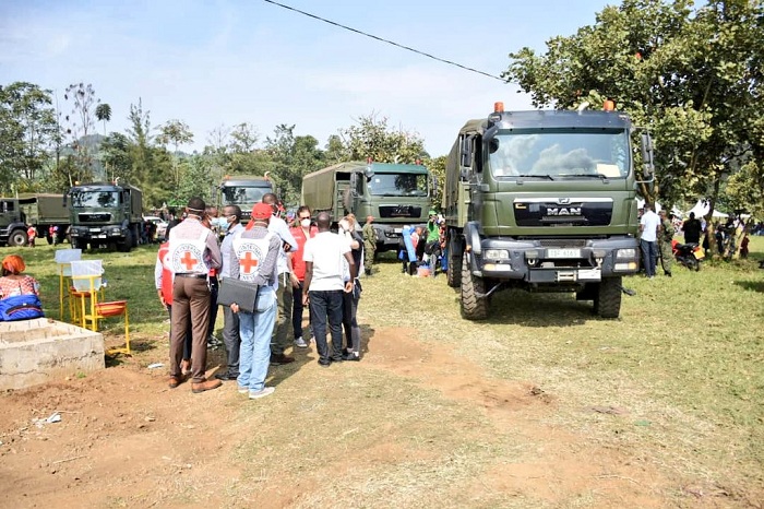 Imodoka za Gisirikare n'iza Polisi ni zo zirimo gufasha izo mpunzi kugera ku mupaka
