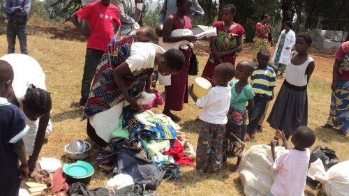 Abahungutse bazanye na bimwe m bikoresho byabo.