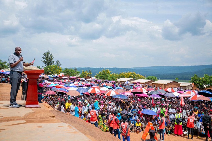 Lt Gen André Ndayambaje aganiriza impunzi z