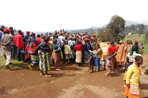 Abanyecongo bahungiye mu Rwanda kubera intambara ya M23 barimo kubarurwa.