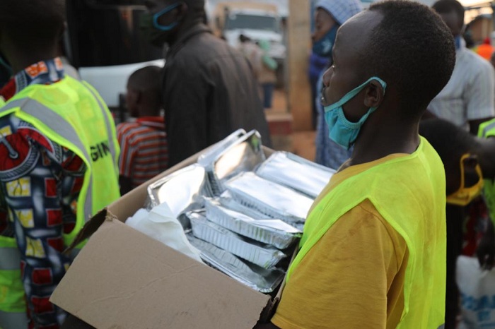 Impunzi bazipfunyikiye ibiryo biza kuzifasha mu rugendo