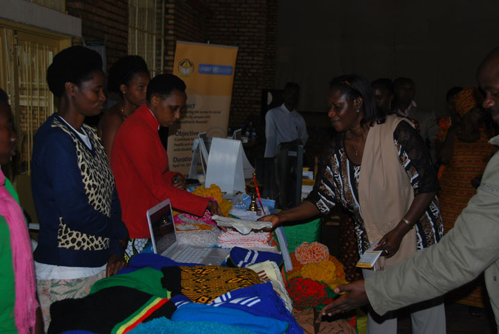 Abafite ubumuga bwo kutumva no kutavuga bamuritse imitako yo mu nzu.