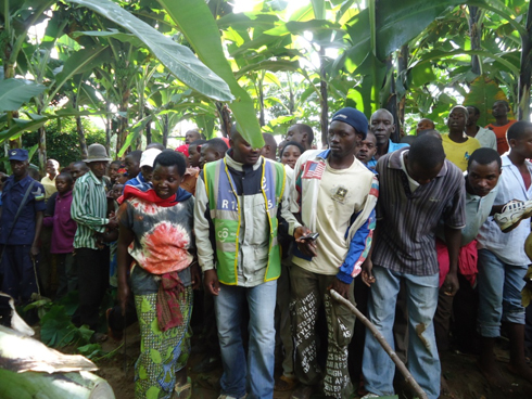 Abantu bahuruye ari benshi baje kureba iyo nyamaswa y