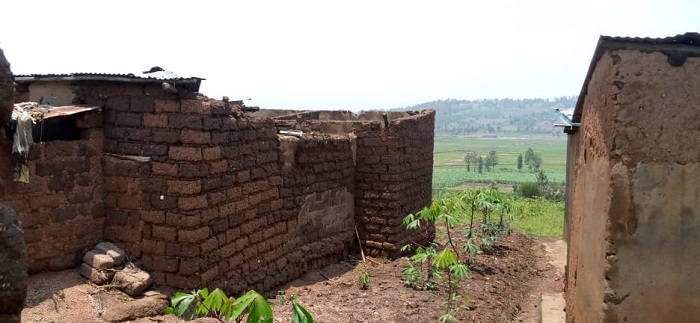 Zimwe mu nzu zavuyeho ibisenge ntibyari biziritse