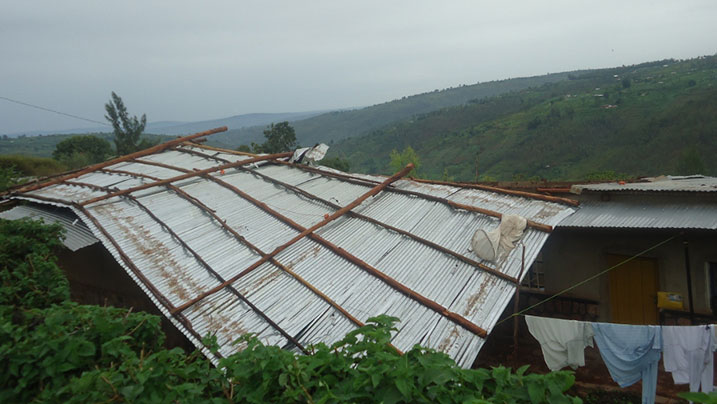 Imvura yasize abaturage babiri bacumbitse.