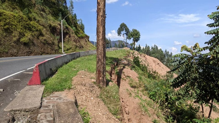 Hatagize igikorwa mu maguru mashya hari impungenge z'uko imvura ishobora kugwa ari nyinshi ikawuridukana mu mibande iri munsi y'uyu musozi wangiritse