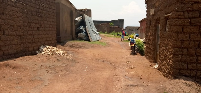 Amabati amwe yangiritse ku buryo atasubizwa ku nzu