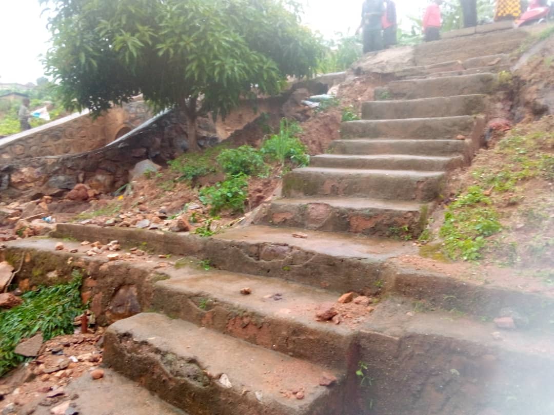 Amazi yamanukanye hano, yiroha mu ngo z'abaturage