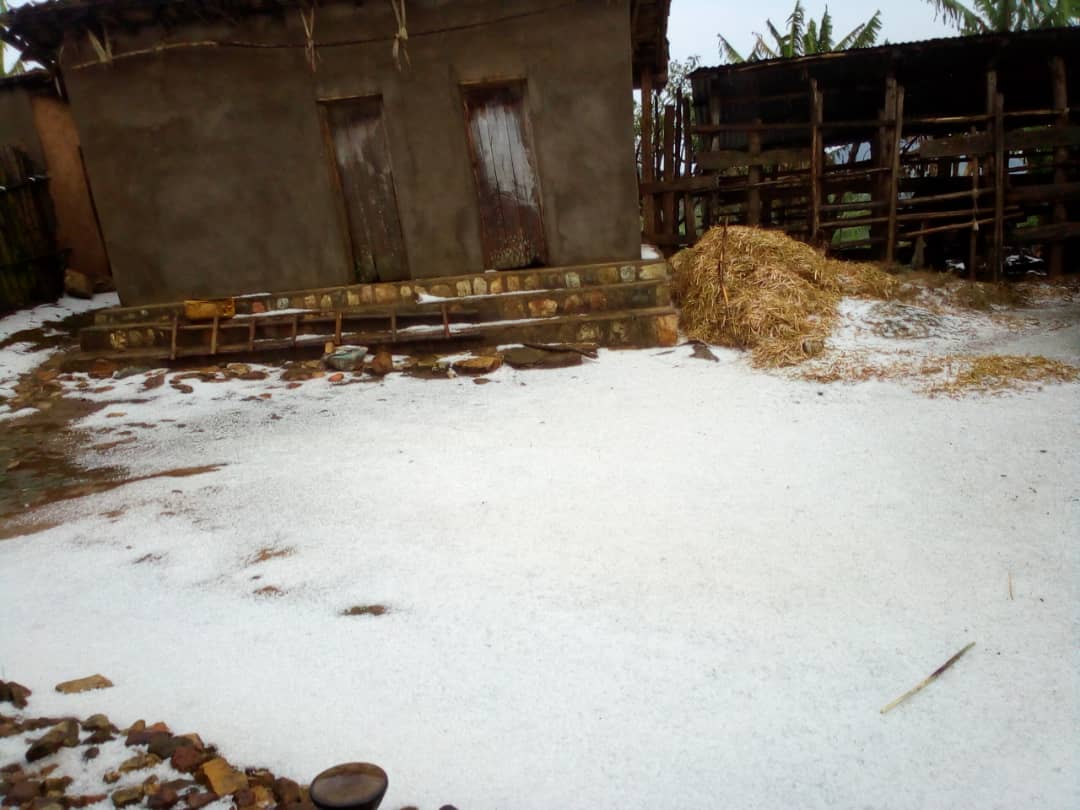 Iyi mvura yari irimo urubura rwinshi