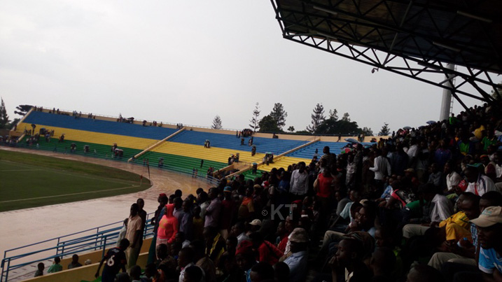 Imvura yatumye bamwe bajya kugama hanze ya stade abandi bicucika ahatwikiriye