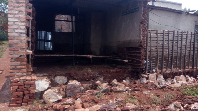 Urukuta rwo mu gikari rwasenywe n'amazi burundu