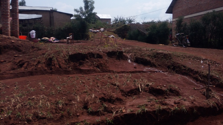 Abatuye i Nyanza bavuga ko hari n'amazi yaturutse ku musozi