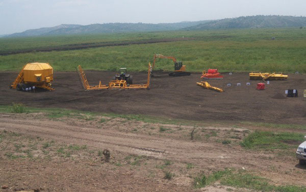 Imashini zicukura nyiramugengeri mu gishanga cy'Akanyaru.