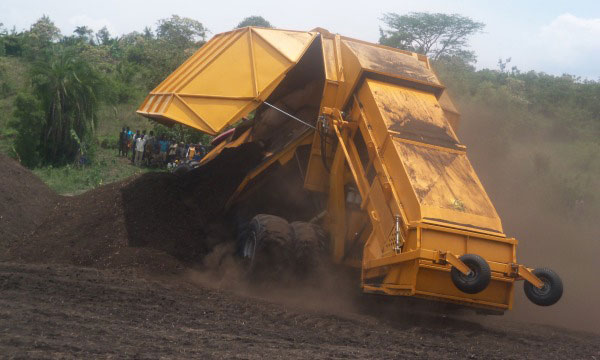 Imwe mu mashini zicukura nyiramugengeri mu gishanga cy'Akanyaru.