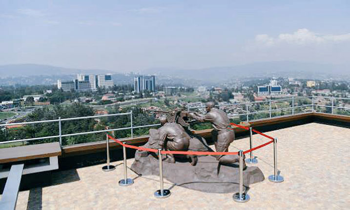 Iki gihangano kiri hanze, kigaragaza abasirikari n