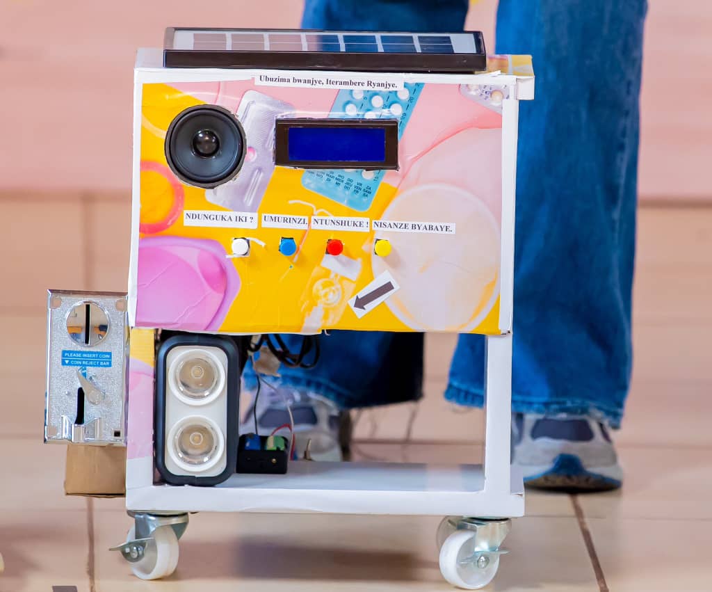 Imwe mu mishinga yahembwe harimo uw'iyo mashini izajya ifasha urubyiruko kubona udukingirizo ndetse n'ibindi bijyanye n'ubuzima bw'imyororokere