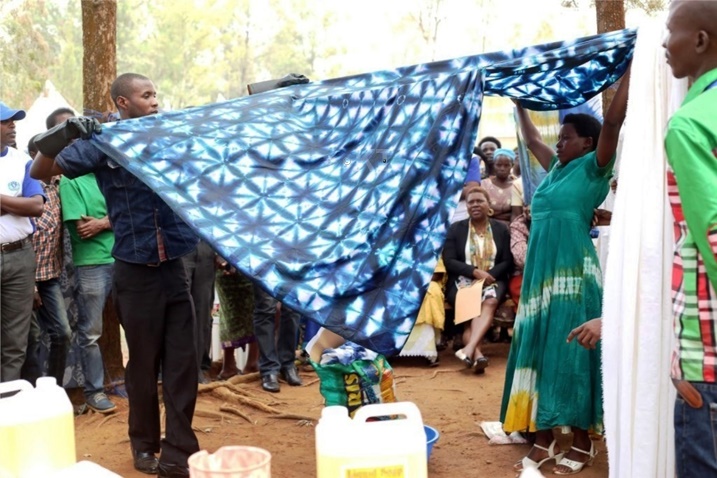 Imwe mu mwenda bashyiramo amabara.