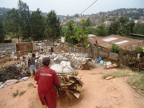 Abakusanya ibishingwe ku Muhima mu mujyi wa Kigali.