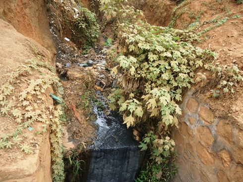 Bamwe mu batuye umujyi wa Kigali bitwikira ijoro bamena ibishingwe muri ruhurura zibegereye.