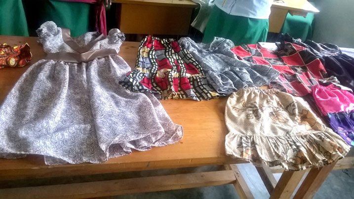 Imyenda y'abana idodwa n'abanyeshuri bo muri Yego Centre Nyamagabe.