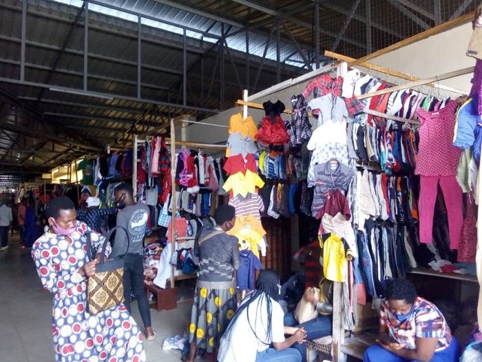 Abacuruza imyenda ya caguwa muri Goico baravuga ko abaguzi ari bake