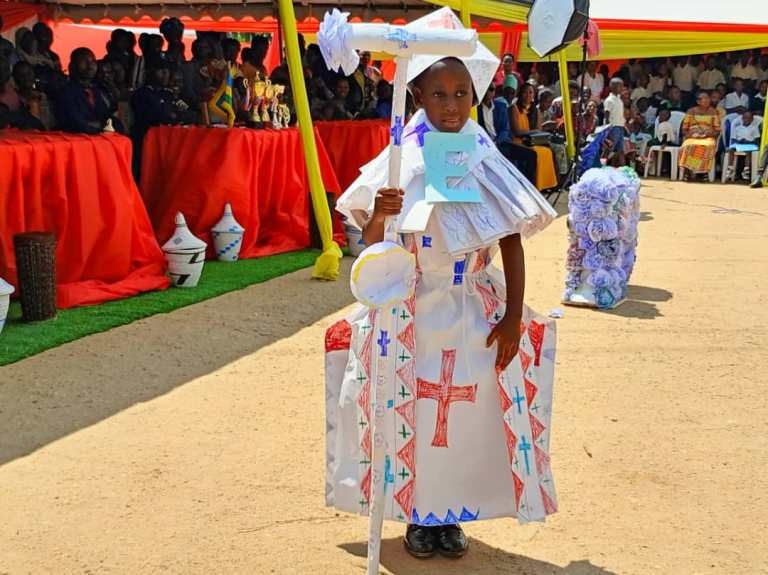 Imyenda ya Musenyeri bayikoze mu mpapuro