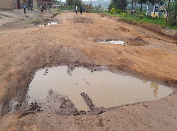 Imyinshi mu mihanda abayikoresha babangamirwa n'ibinogo bituma kuwugendamo bicyereza benshi