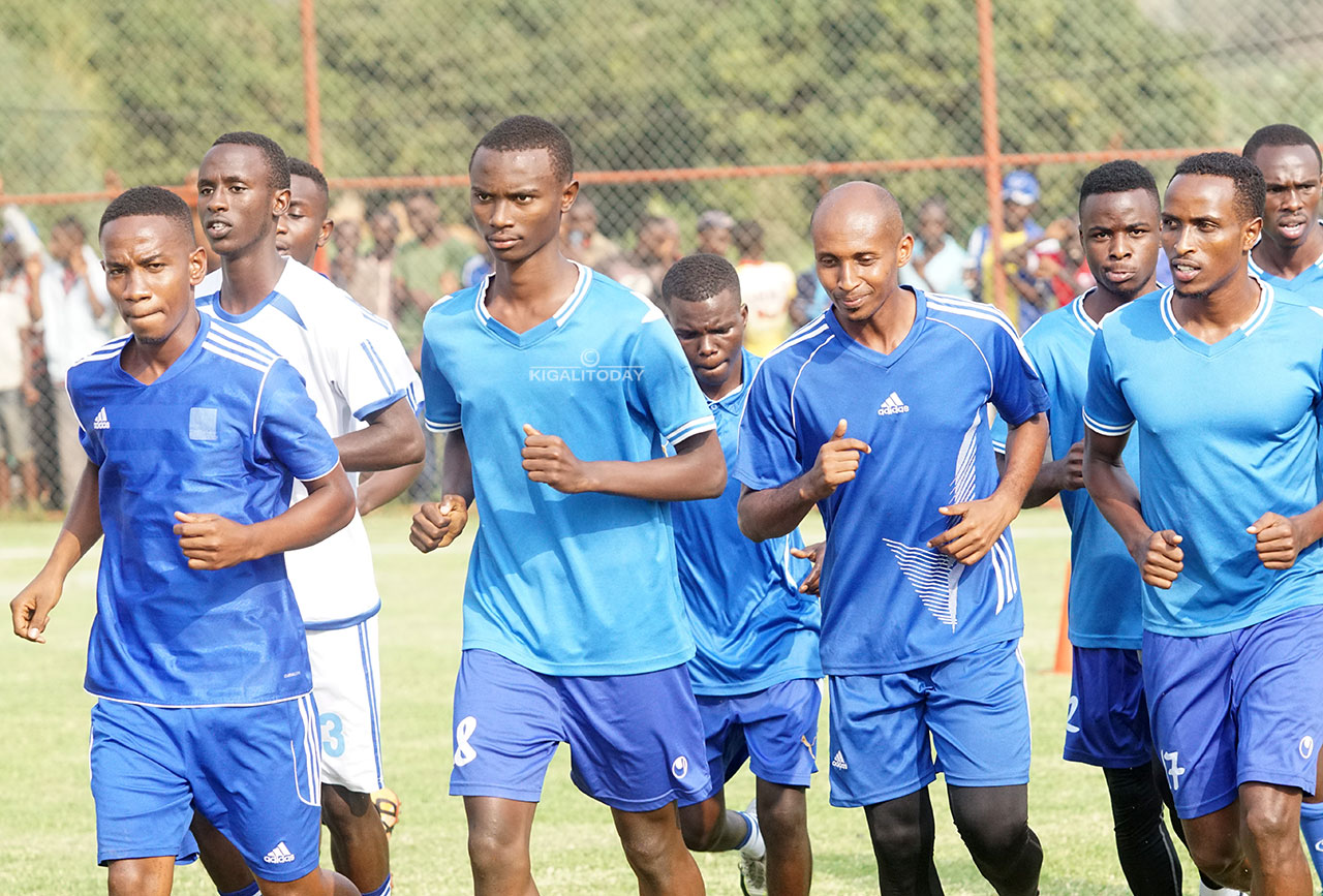 Mugisha Gilbert uri inyuma ya Djamal na Irambona, yakoranye imyitozo n'abandi muri Rayon Sports