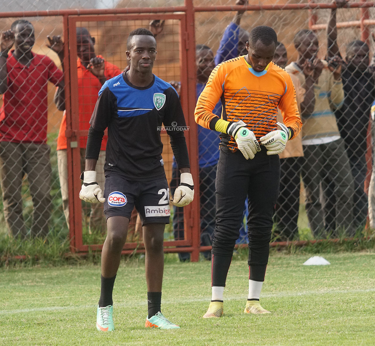 Uyu munyezamu ubanza ibumoso afite imyaka 14, nawe ari gukora imyitozo muri Rayon Sports