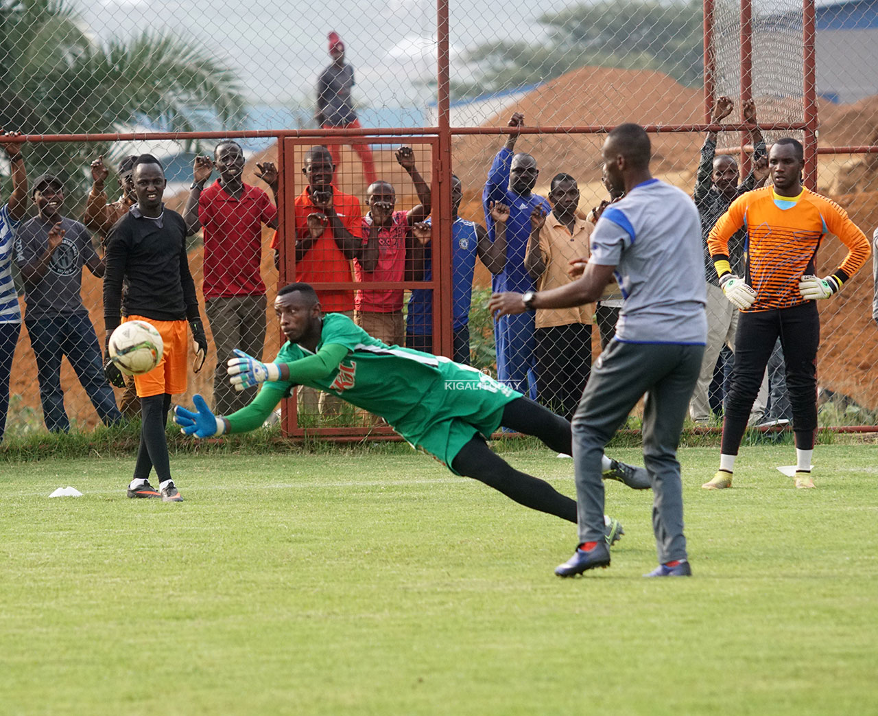 Bashunga Abouba utarakinnye imikino ibanza muri Rayon, ashobora kuzakinira iyi kipe mu mikino yo kwishyura