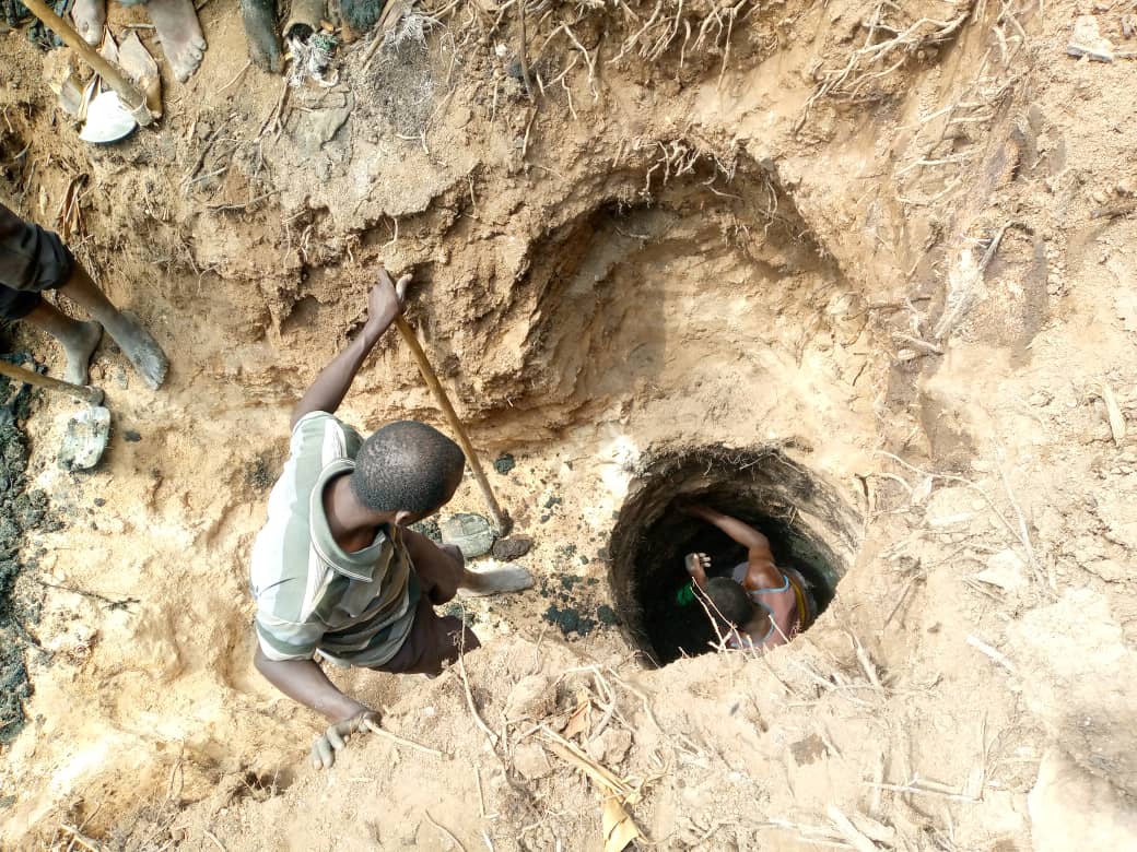 umwobo wa 3 barimo bakuramo imibiri