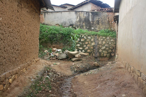 Kubera kubaka mu kajagari, abaturage ntibabona uko bafata amazi akoreshwa mu ngo zabo.