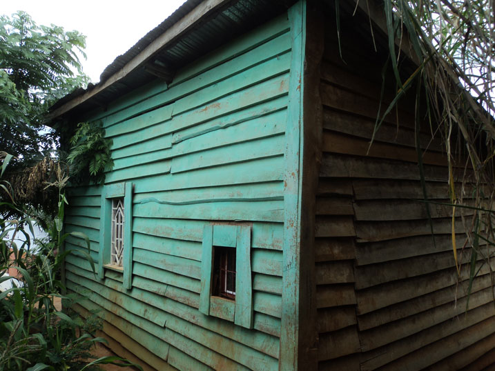 Iyo irebeye inyuma ubona inzu yubakishije imbaho gusa.