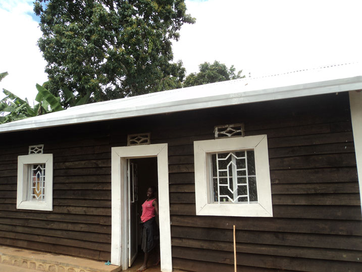 Inzu zubakishije imbaho ubona zigaragara neza inyuma.