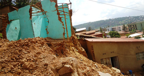 Imwe mu nzu zubatse ahantu hahanamye yasenywe n