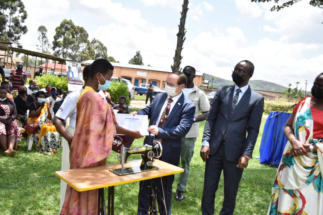 Abigishijwe imyuga na bo bahawe impamyabushobozi