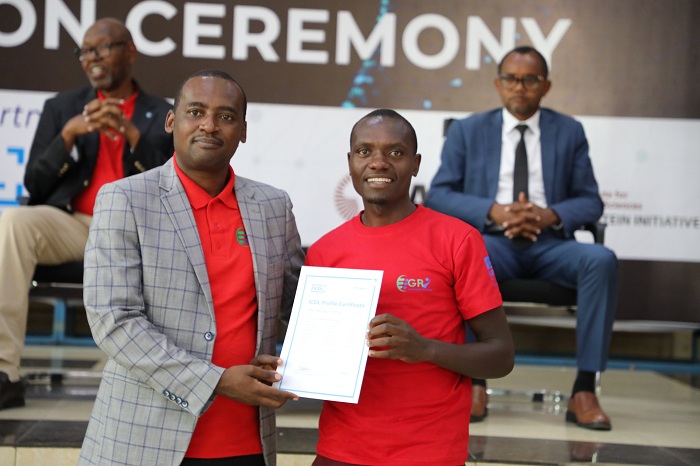 Umuyobozi wa RTB, Paul Umukunzi ashyikiriza impamyabumenyi umwe mu barimu