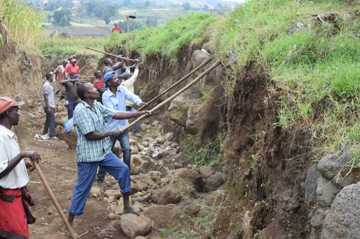 Abaturage bafite akanyamuneza nyuma yo kubwirwa ko bazahabwa akazi
