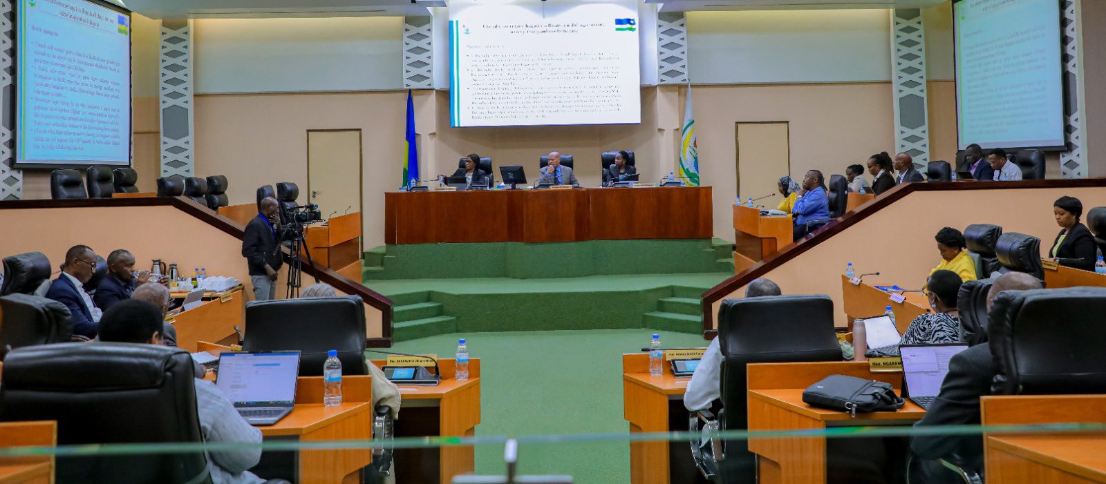 Abasenateri mu biganiro