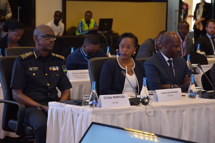 Inama yitabiriwe n'Umuyobozi wa Polisi y'u Rwanda CG Dan Munyuza hamwe n'Umunyamabanga mukuru wungirije wa RIB, Isabelle Kalihangabo