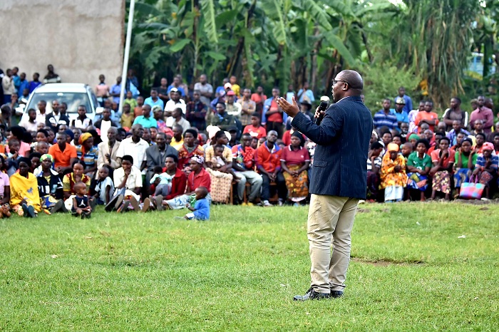 Minisitiri Musabyimana yasuye abaturage mu mirenge inyuranye igize Akarere ka Musnaze