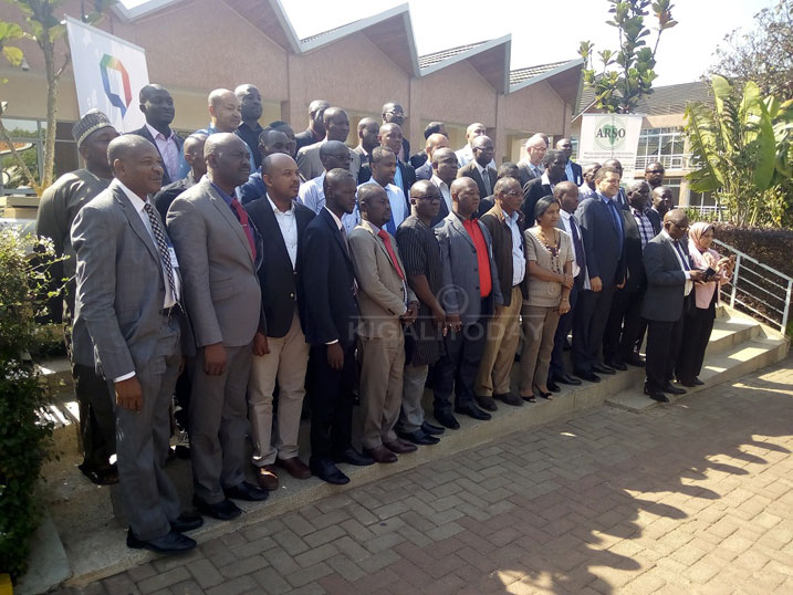 Abantu batandukanye bitabiriye inama