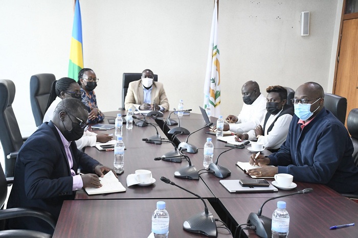 Minisitiri Gatabazi asaba ko ibintu bihinduka, abaturage bagahabwa serivisi nziza