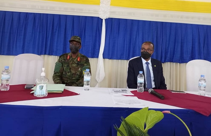 Minisitiri Maj. Gen. Albert Murasira (wambaye kositimu), yasabye abayobozi n